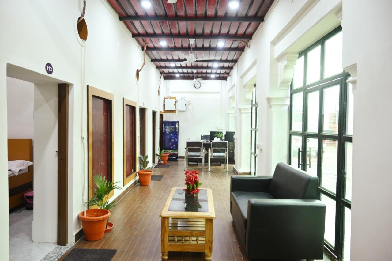 The Hotel Ambassador Inn Varanasi Exterior photo